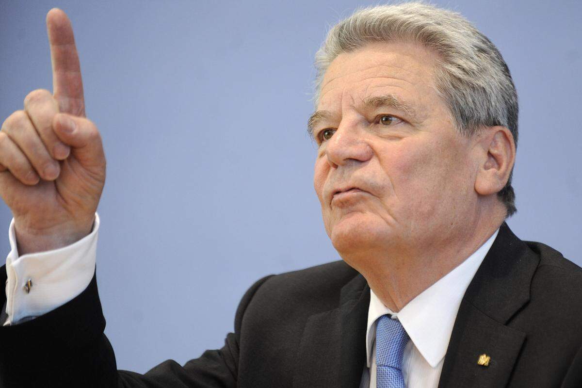 Im Wendejahr 1989 engagierte sich Gauck im Neuen Forum. Dort kümmerte er sich um die Aufdeckung des Überwachungsapparates der DDR. Dieses Aufgabenfeld sollte Gauck in den folgenden elf Jahren nicht mehr loslassen. Das Amt des "Bundesbeauftragten für die Unterlagen des Staatssicherheitsdienstes der ehemaligen DDR" übte er überaus streitbar aus.