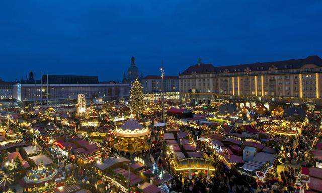 Blick auf den 580 Striezelmarkt in Dresden 
