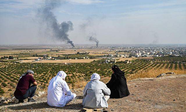 Ein Blick von der türkischen Seite auf die umkämpfte Stadt Ras al Ain.