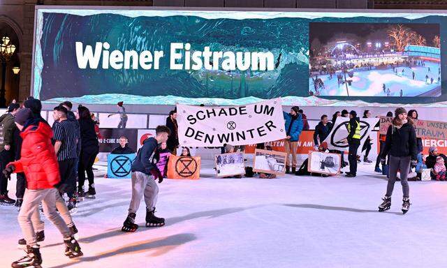 Saisonende mit Protest: Etwa 20 Klimaaktivisten besetzen die Eisfläche am Sonntag.
