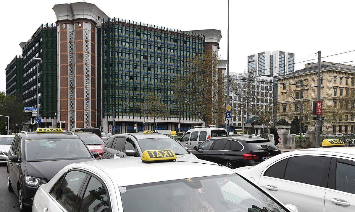 Wirtschaftskammer und die Taxi-Innung unterstützen die Demo nicht. Letztere ist übrigens auch für das Mietwagengewerbe zuständig, und damit auch für jene Unternehmer, die die Uber-Plattform nutzen.  