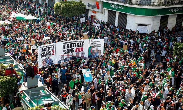 Massenproteste für den Rücktritt von Abdelaziz Bouteflika 