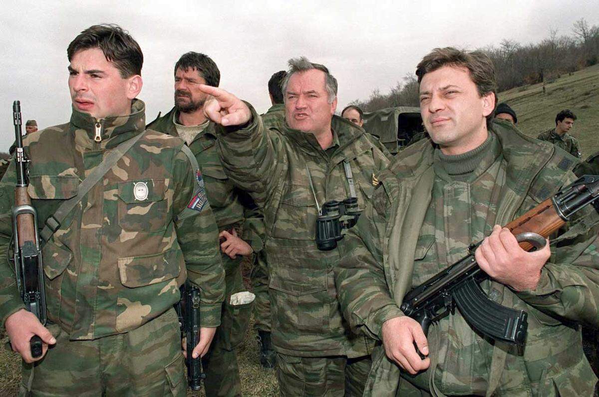 Nach einem verheerenden Granatenangriff auf einen Markt in Sarajevo ringt sich die Nato zu Luftangriffen auf serbische Stellungen durch (In der Bildmitte: der serbische General und mutmaßliche Kriegsverbrecher Ratko Mladić).