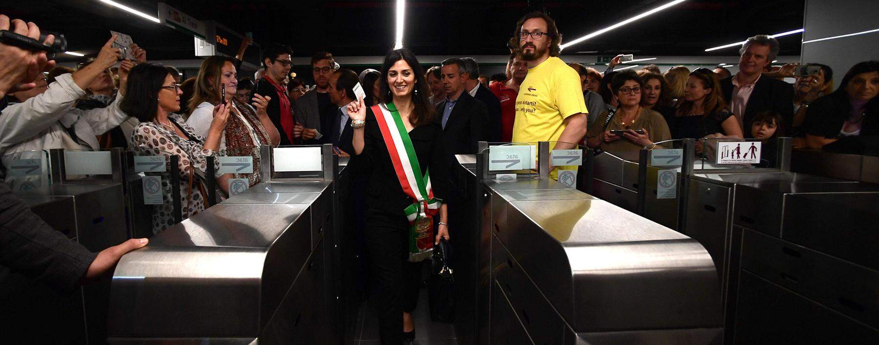 Roms linkspopulistische  Bürgermeisterin, Virginia Raggi, bei der Eröffnung der U-Bahn-Station San Giovanni, Mai 2018.