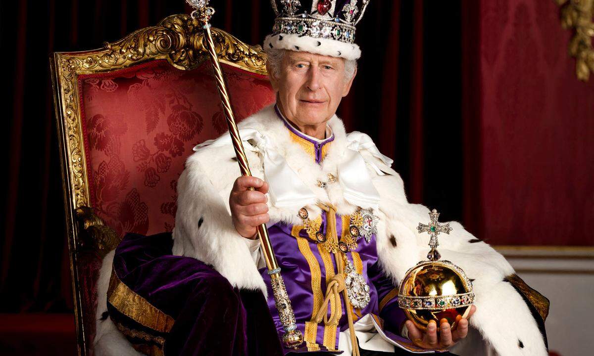 9. Mai. Nach der Krönung von König Charles III. und Königin Camilla hat der Palast offizielle Porträtfotos des Königspaars und ein Gruppenbild herausgegeben. Das offizielle Krönungsporträt zeigt Charles im vollen Ornat auf einem Thron im Buckingham-Palast sitzend. Mehr dazu.