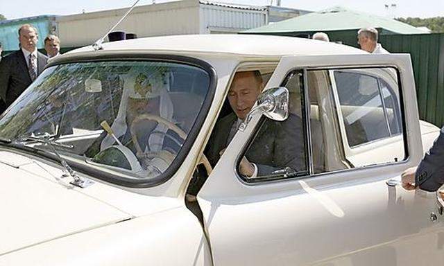 Putin sitzt in einem GAZ-21 Volga