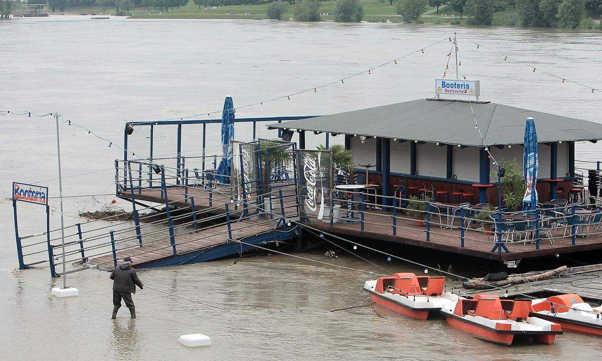Das Wetter ist unberechenbar. 1996 wurde deswegen das ganze Samstagsprogramm abgesagt. 2009 stand das Donauinselfest wegen Hochwassers kurz vor der Absage.