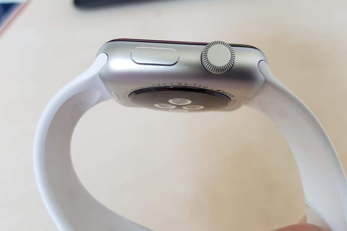 Beim Tragen ist es nicht unangenehm. Die Apple Watch liegt zwar nicht komplett auf, aber passt sich trotzdem gut an. Die Uhr wirkt dadurch aber größer und sogar ein bisschen wuchtig.