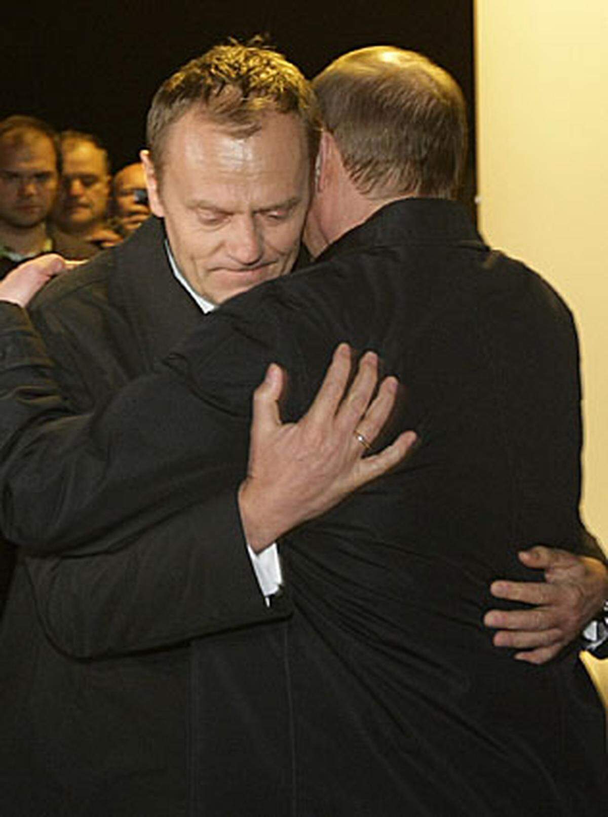 In Warschau herrschte tiefe Betroffenheit über das Unglück. Regierungschef Donald Tusk brach in Tränen aus, als er von der Nachricht hörte. Er rief das Kabinett zu einer Sondersitzung zusammen.