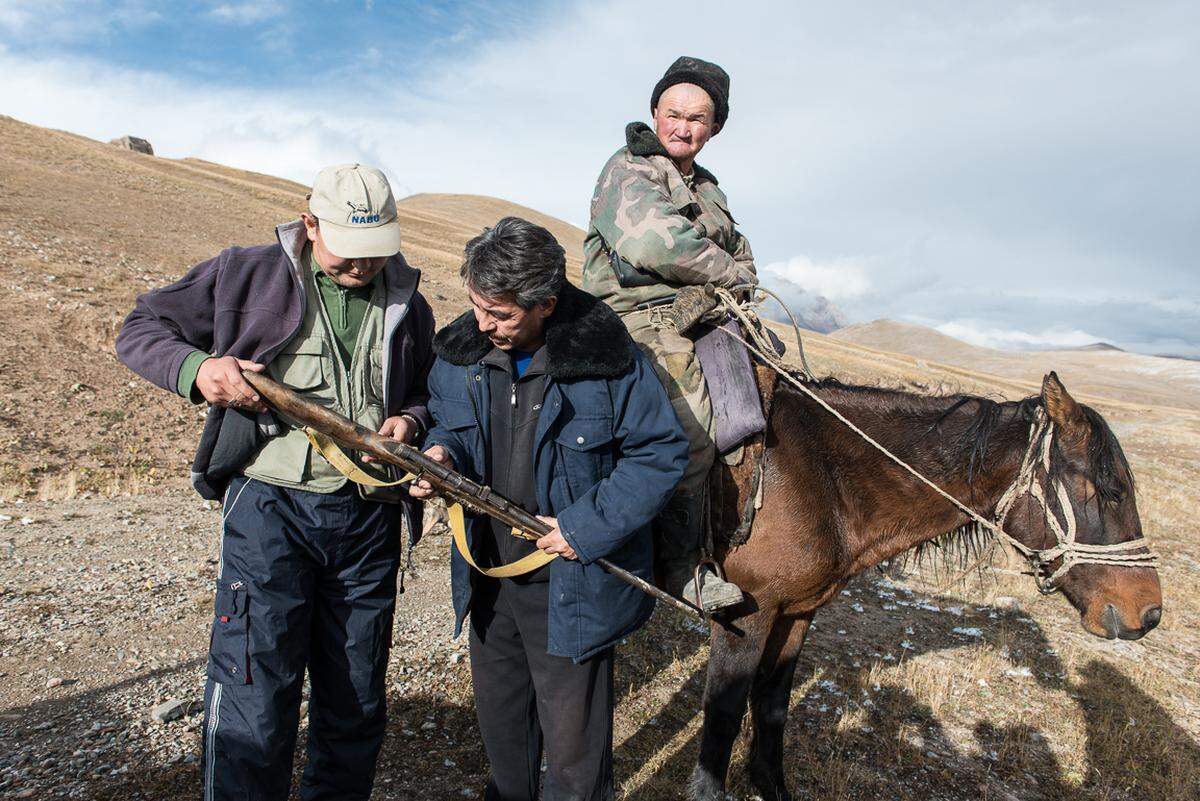 Die Ranger gehen nicht nur der organisierten Wilderei kommerzieller Jagdfirmen nach, auch einzelne Hirten werden kontrolliert.Bild: Sara Sun Hee Schuh und Christian Martischius 