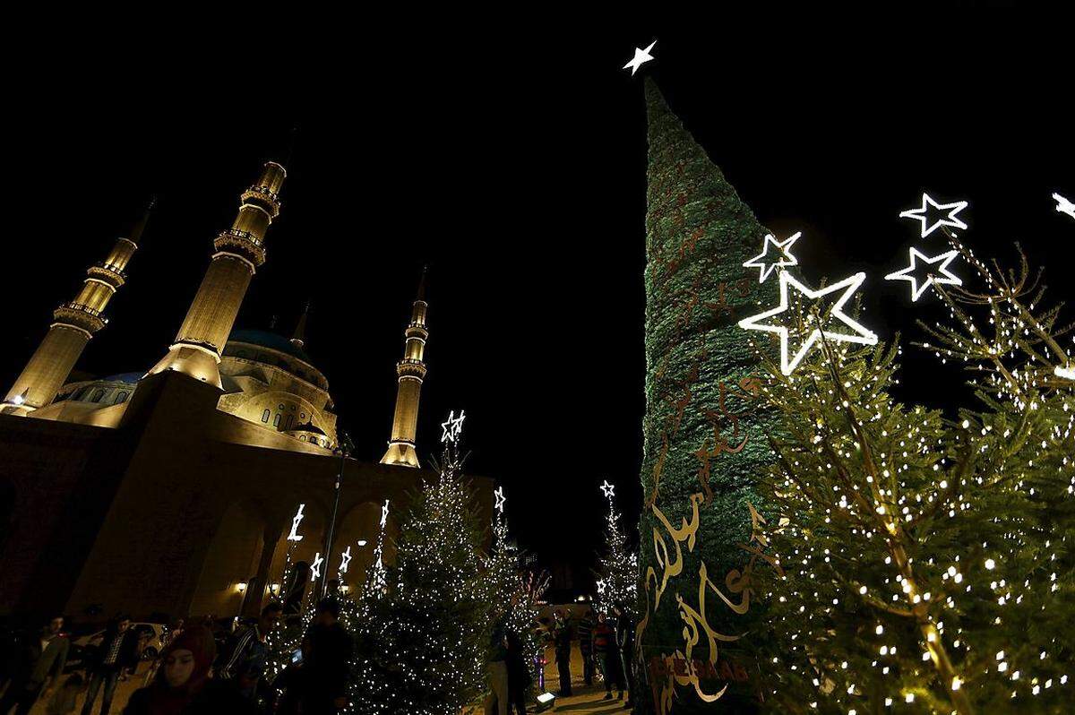 Ein Nebeneinander verschiedener Welten: Die libanesische Designer Elie Saab kreierte einen Christbaum, der vor der al Amin Moschee in Beirut zu bewundern ist.