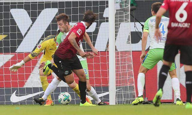 Martin Harnik Hannover 96 erzielt hier gegen Koen Casteels und Robin Knoche VfL Wolfsburg 1 per