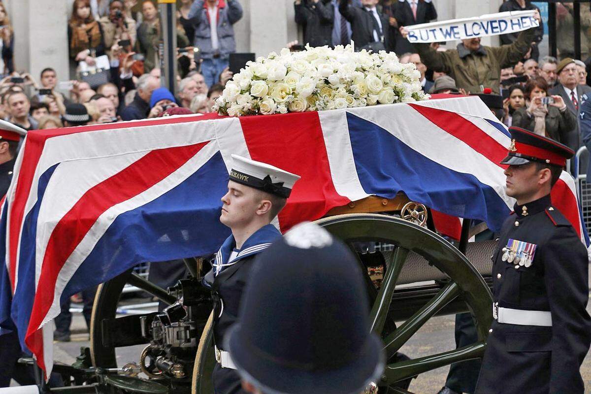 Die Flaggen an öffentlichen Gebäuden wehten auf Halbmast, die berühmten Glocken des Big Ben schwiegen: Großbritannien erwies seiner umstrittenen früheren Premierministerin Margaret Thatcher die letzte Ehre. Bilder von den Trauerfeierlichkeiten. 