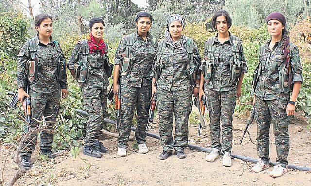 Die Frauen, die gegen IS kämpfen. Die 20-jährige Zilan (dritte von links) und ihre Kameradinnen im Dorf Harek.