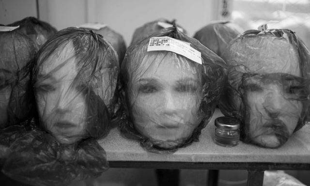 Magd. Amme. Prostituierte. In einer Fabrik für Puppen in Dalian, China.