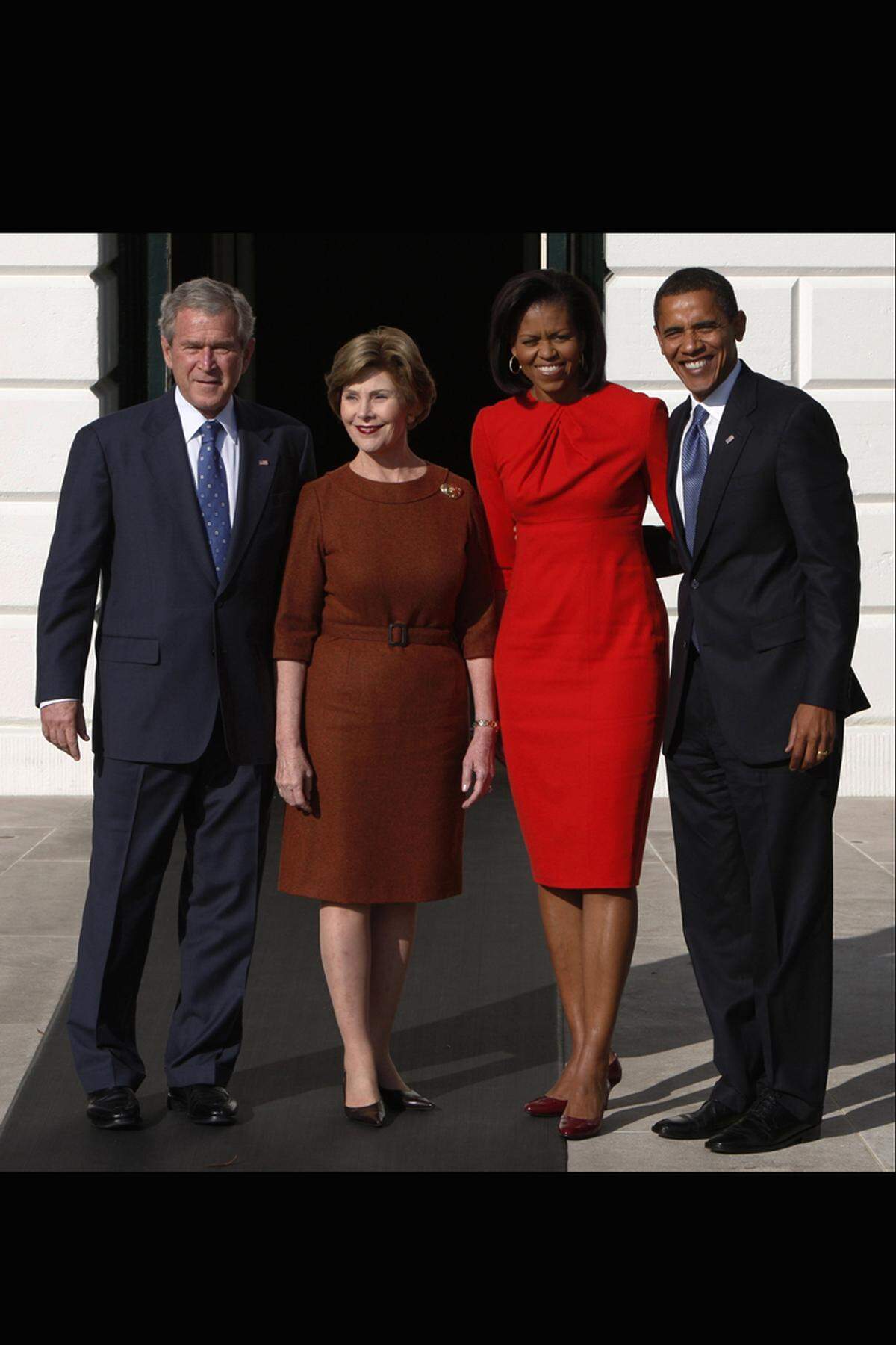Da hatte die ehemalige First Lady Laura Bush keine Chance, der Modepokal ging wieder an Frau Obama und ihren Auftritt in Maria Pinto.