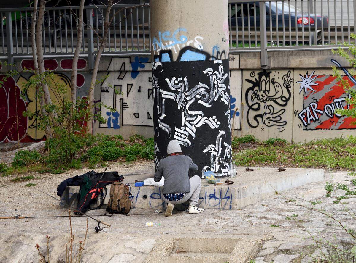 Ein Graffitikünstler beim Arbeiten. Erlaubt ist das Graffiti-Sprayen nur an vier Wänden am Donaukanal, geduldet aber fast überall.