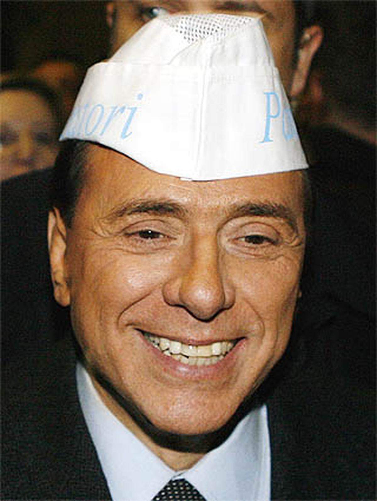 Immer wieder sorgte Berlusconi mit sexistischen Sagern für Wirbel. So antwortete er einer Studentin auf deren Frage, wie junge Paare ohne sichere Arbeitsplätze in Italien eine Familie gründen könnten: "Als Vater rate ich ihnen, einen Sohn Berlusconis oder einen ähnlichen Mann zu heiraten, der nicht solche Probleme hat. Mit ihrem Lächeln können Sie sich das ja leisten."