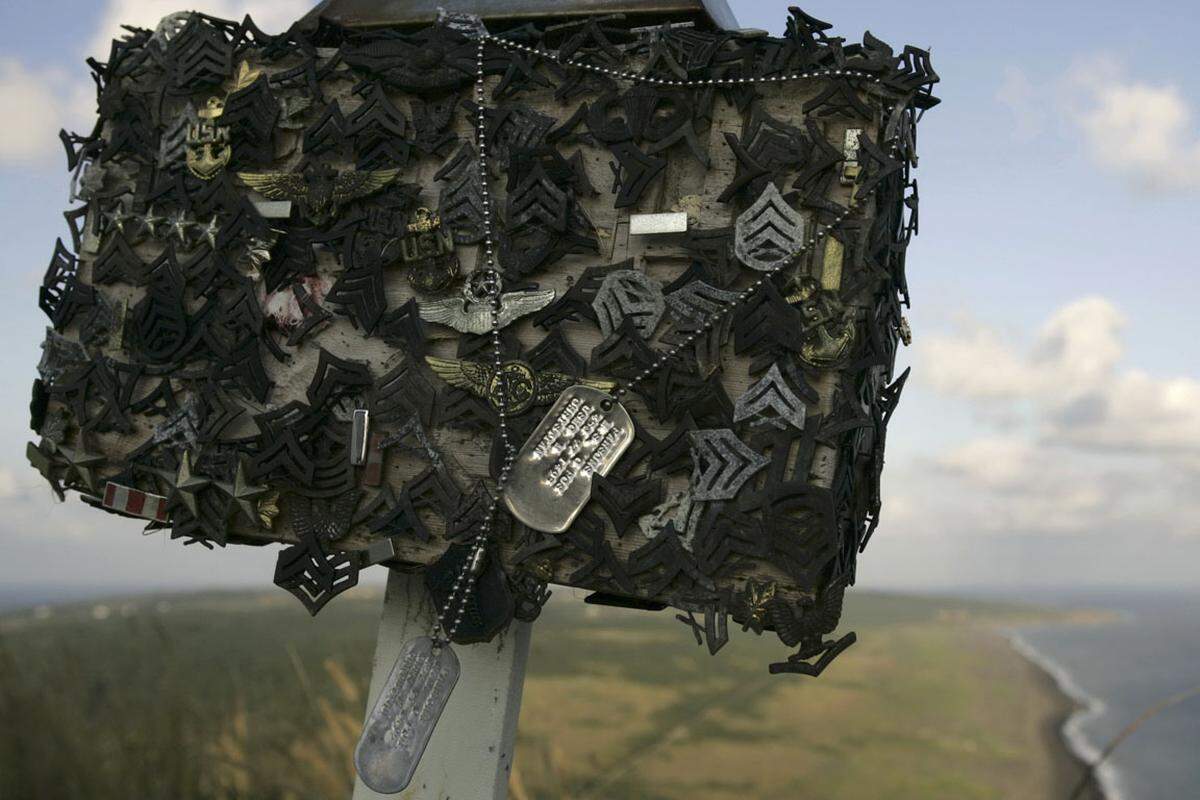 Immer wieder besuchen auch US-Soldaten Iwo Jima. Eines ist ihnen aber strikt verboten: Das Hissen von Flaggen auf dem Berg Suribachi.