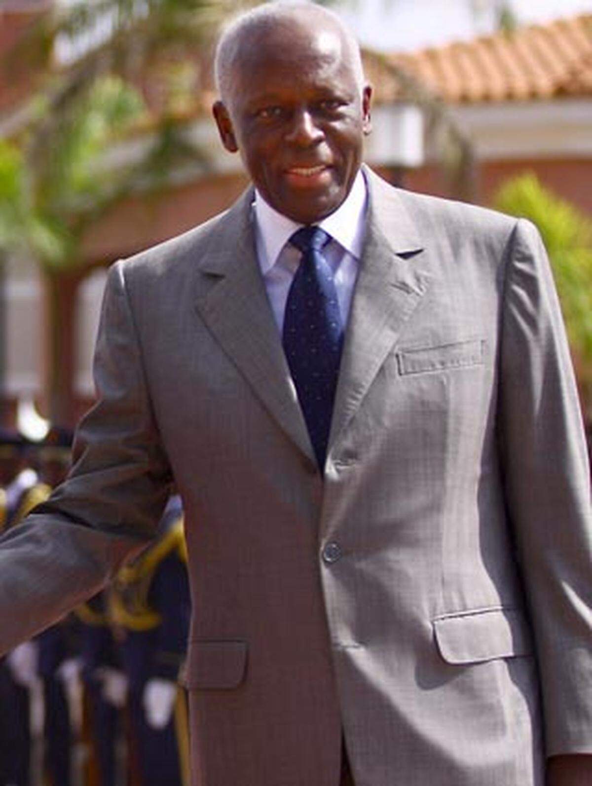 José Eduardo dos Santos ist seit 1979 der amtierende Präsident von Angola. Der Aufbau des Landes kam bisher nicht voran. Die Einkünfte aus der Erdöl- und Diamantenförderung fließen in die Taschen einer schmalen Oberschicht. Dos Santos gilt als steinreich.