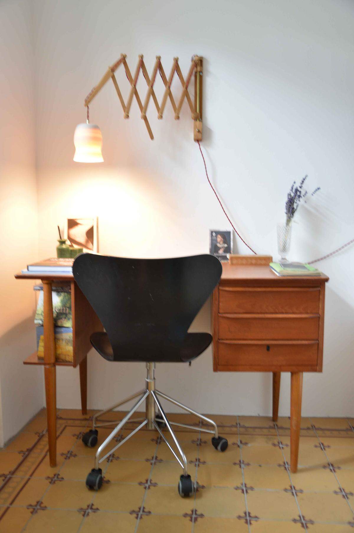 Zwei mal Vintage, einmal Kollektionsstück: Schreibtisch, Sessel und Lampe.