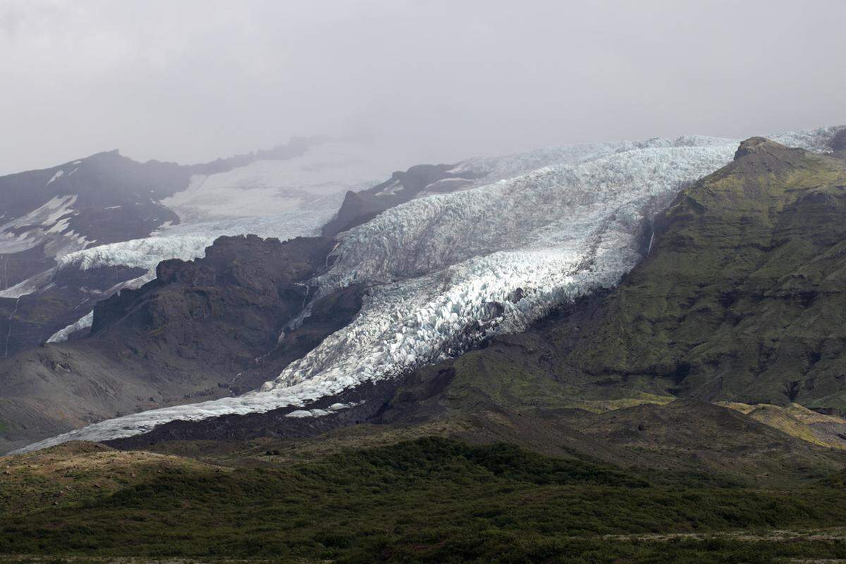 Feuer und Eis. Etwa elf Prozent der Landesoberfläche sind von Gletschereis bedeckt. Unter praktisch allen Gletschern befinden sich Vulkane. Der letzte große Ausbruch des Eyjafjallajökull im Jahr 2010 setzte den Flugverkehr in weiten Teilen Nord- und Mitteleuropas außer Betrieb und füllte die Zeitungen von da bis Texas. Die Isländer selbst nehmen das Temperament ihrer Insel gelassen.