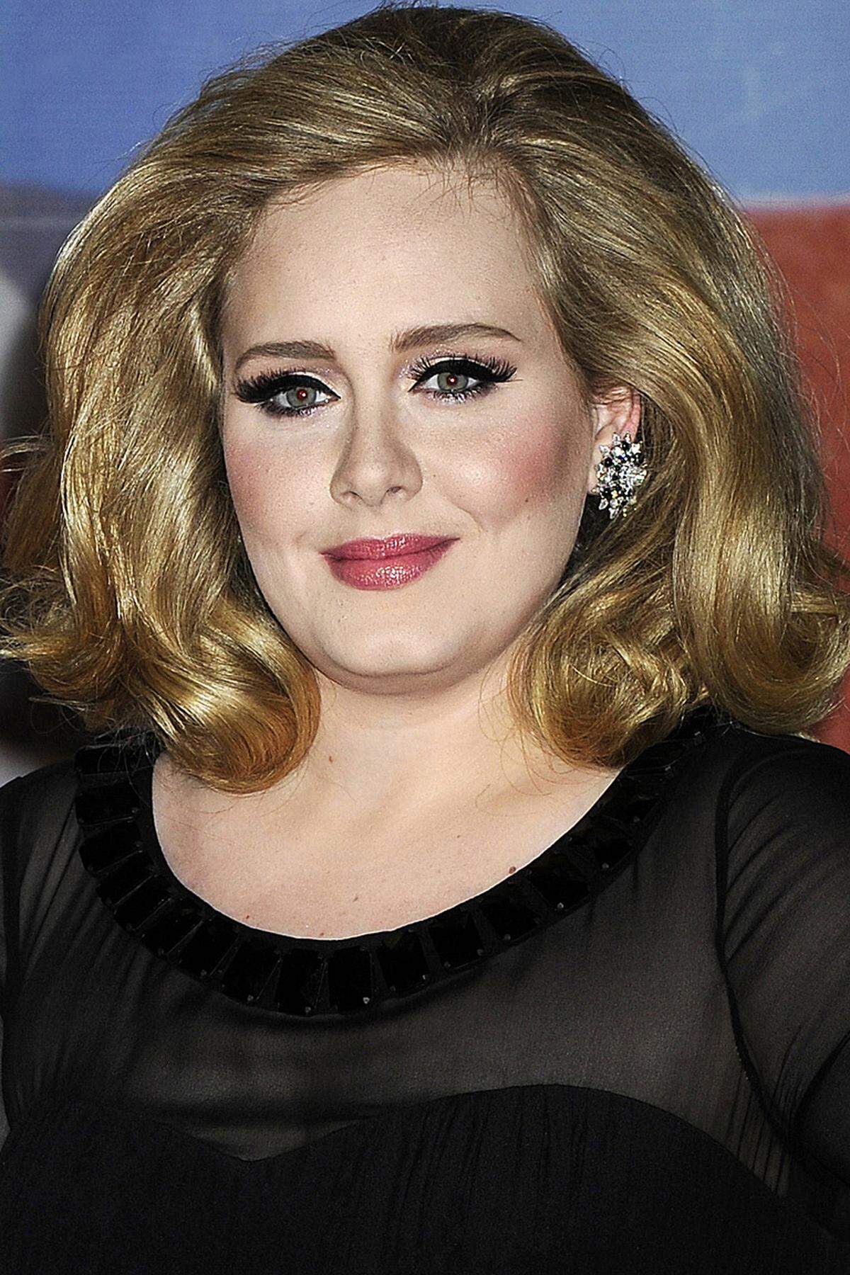 Mit 24 Jahren ist Adele um zwei Jahre jünger als der US-Popstar. In ihrer noch jungen Karriere hat die Britin schon viel erreicht, u.a. gewann sie acht Grammys. Im Vorjahr gelang Adele mit "21" der weltweite Durchbruch, aktuell erobert sie mit "Skyfall", dem Titelsong des gleichnamigen, neuen James-Bond-Films, die internationalen (iTunes-) Charts.
