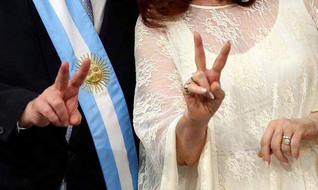 Argentiniens neuer Präsident Alberto Fernández und seine Stellvertreterin Cristina Fernández de Kirchner bei ihrer Angelobung in Buenos Aires. 