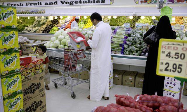 In herkömmlichen Supermärkten sucht man in Saudi-Arabien vergeblich nach Alkohol. In dem Land gelten strenge Gesetze gegen den Alkoholkonsum. (Archivbild aus einem Supermarkt in der Hauptstadt Riad)