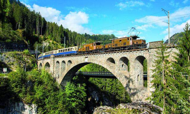 Der Glacier Pullman Express bietet während seiner Fahrt eine spektakuläre Aussicht auf das Soliser Viadukt, eines der beeindruckendsten Eisenbahnviadukte der Schweiz.