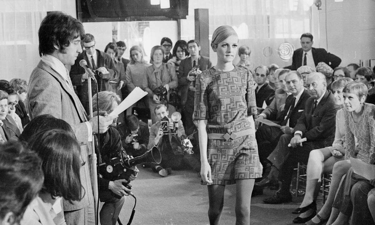 Twiggy erinnert sich an ihren Empfang in New York, drei Jahre nachdem mit den Beatles die "British Invasion", also der Erfolg britischer Bands in den USA, begannen hatte. "Die ganze Presse war da und es gab Mädchen mit Transparenten, die sagten 'Welcome Twiggy!'. Und so wurde ich vom Model zu einer globalen Persönlichkeit."