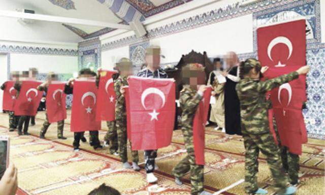 Kriegsinszenierungen mit Kindern in einer Moschee des türkischen Vereins Atib