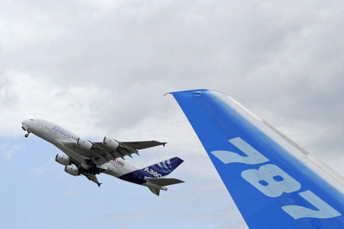 Boeing vereinbarte in Le Bourget nach eigenen Angaben Verträge und Optionen für 442 Flugzeuge. Zusammen errechnet Boeing für die Maschinen einen Listenpreis von rund 50 Milliarden Euro und damit knapp weniger Umsatz nach Preisliste als die Konkurrenz von Airbus.
