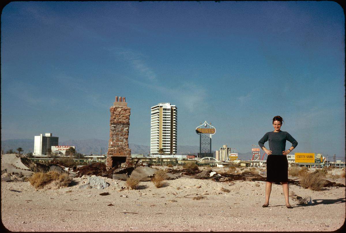 Mit ihren Projekten, fotografischen Recherchen und Büchern beeinflusste Denise Scott Brown seit den 1960er Jahren Architekten auf der ganzen Welt.   Denise Scott Brown vor der Skyline von Las Vegas, 1972