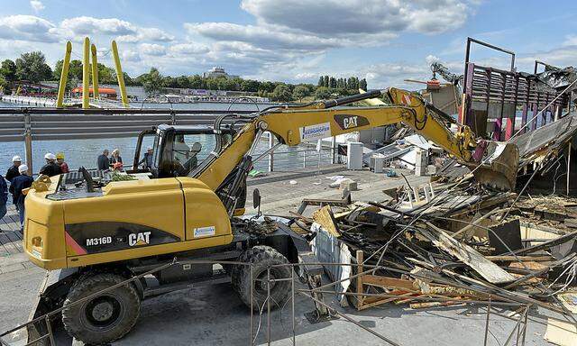 Archivbild: >Am 8. September rückten die Bagger an.