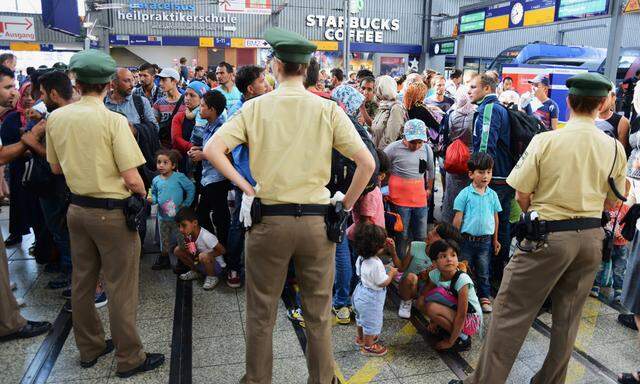 Seit Montag sind alleine in Muenchen fast 3000 Fluechtlinge mit Zuegen aus Ungarn ueber Oesterreich