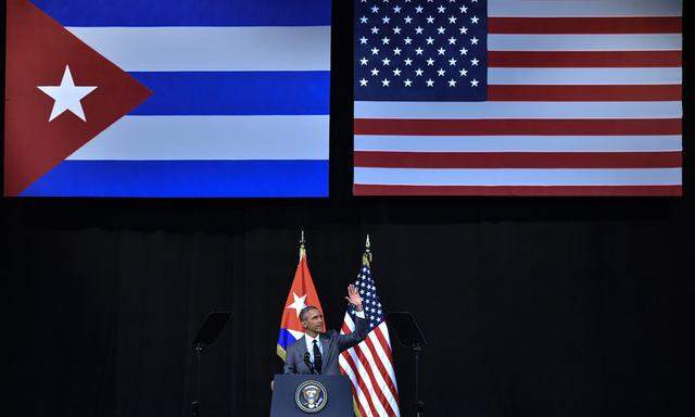 Barack Obama winkt auf der Bühne des Gran Teatro dem ausgesuchten Publikum zu – ein Friedensgruß ans kubanische Volk.