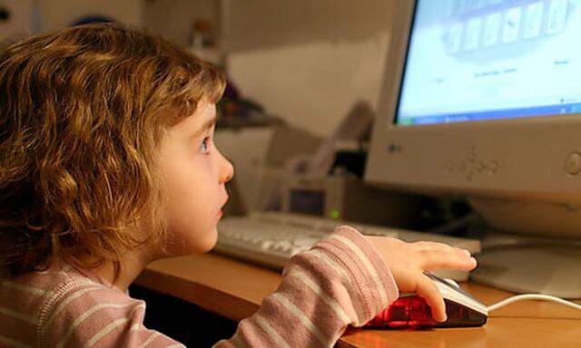 Kind vor Computer / Child with computer