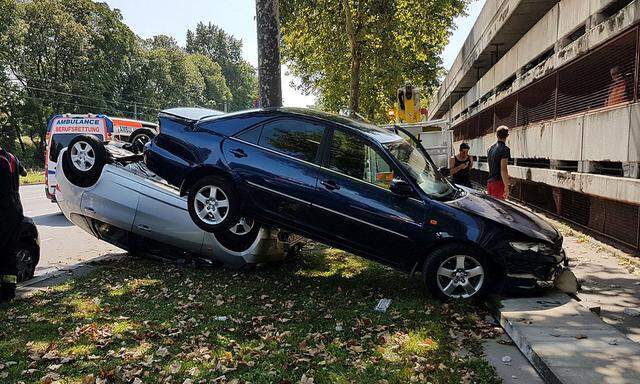 Der Unfalllenker kam mit leichten Verletzungen davon.