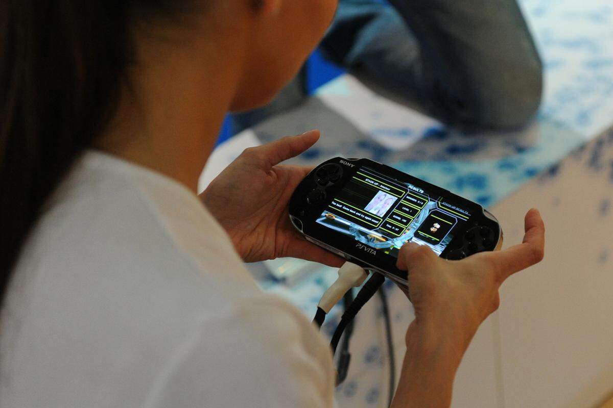 Sony hatte seine neue Taschenkonsole Vita im Gepäck. Mit zahlreichen Online-Funktionen und einem leistungsfähigen Grafikchip will der Hersteller Nintendos bisherige Vormachtstellung im Handheld-Bereich übertrumpfen.