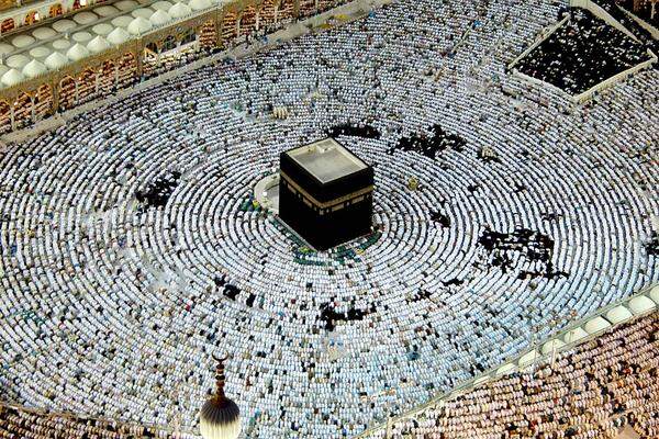 Am Abend vor dem Ramadan wird das Gebet "Tarawih" zelebriert. Im Bild die Gebete rund um die Kaaba in Mekka.