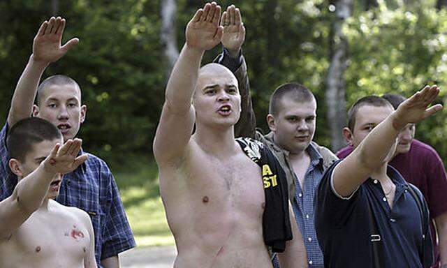 ** ALTERNATIVE CROP OF MOSB102 ** FILE ** Skinheads give the Nazi salute during their training outsid