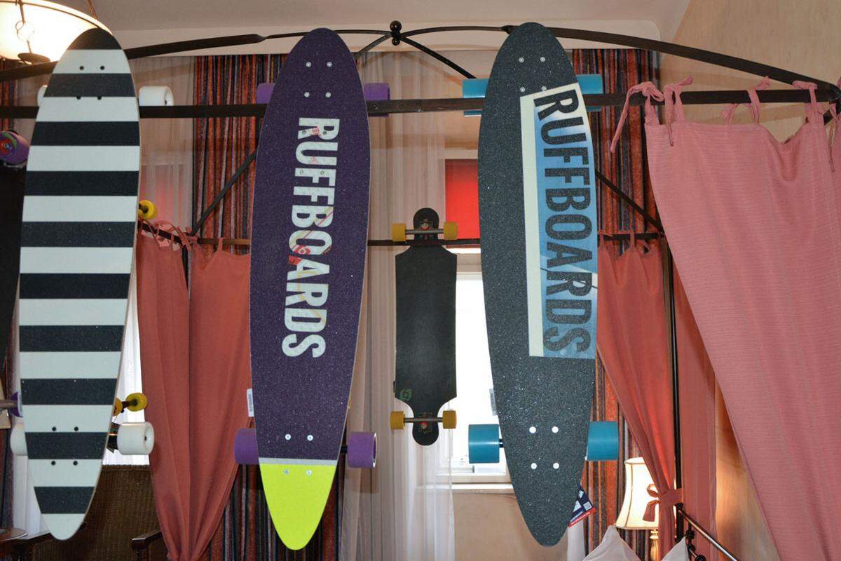 Zwei charmante Außenseiterrollen spielten zum Einen die Wiener Longboard-Manufaktur Ruffboard mit ihren recycelten Snowboards und ...