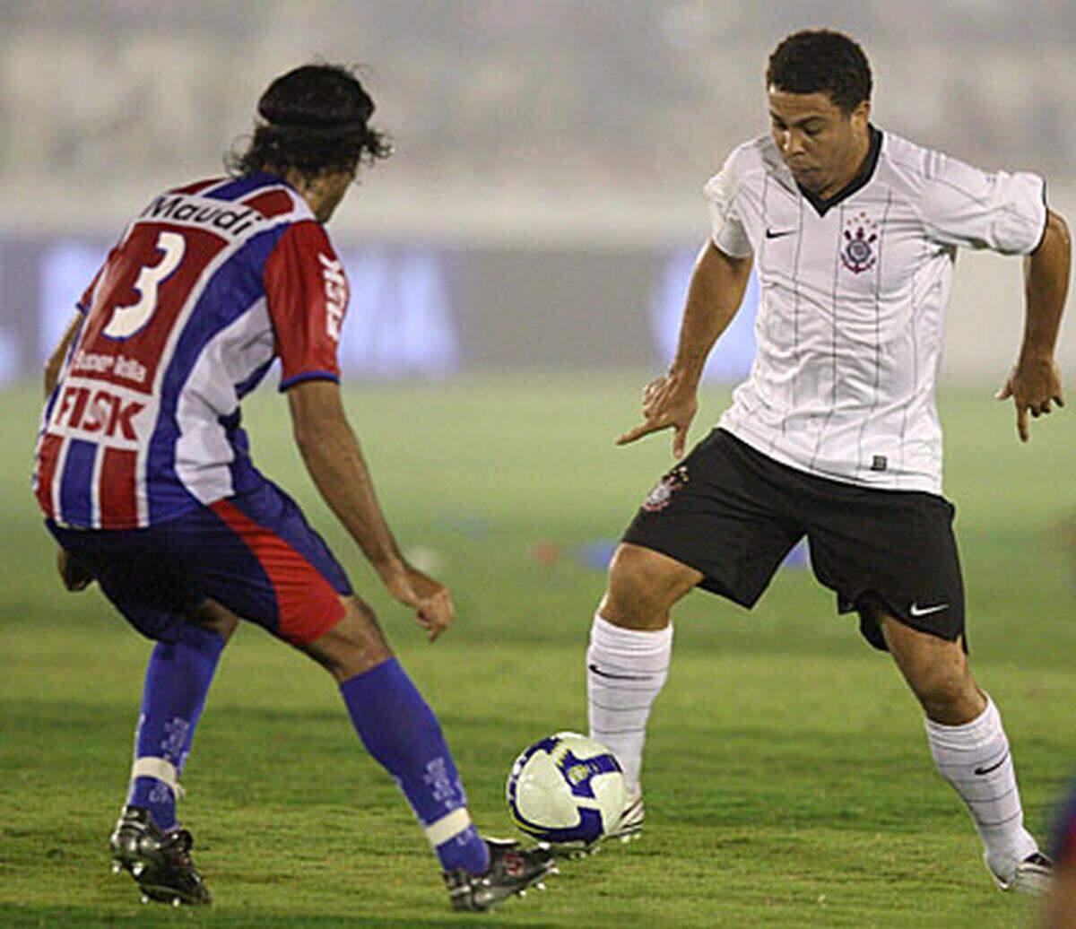 Doch am 5.3.2009 ist es soweit: Ronaldo ist zurück auf dem Platz. Der 32-Jährige wird in der zweiten Hälfte des Cup-Spiels von Corinthians beim unterklassigen Verein Itumbiara (2:0) eingewechselt und spielt 23 Minuten lang. Der Medienrummel ist so groß, dass sich Ronaldo nach dem Spiel an einem Mikrofon verletzt.