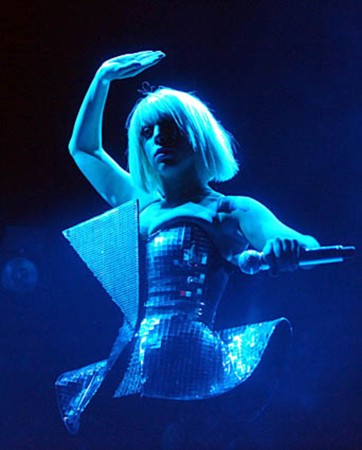 Lady Gaga, Shooting Star aus den USA, überlässt bei ihren Auftritten nichts dem Zufall. Schränge Outfits und Lichteffekte gehören zur Live-Show wie jene Ohrwürmer, die im Radio auf und ab gespielt werden, allen voran "Poker Face".  Bild vom Wien-Konzert am 22. Juli 