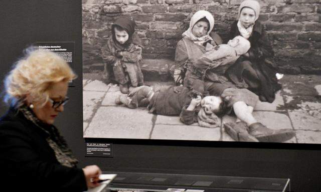  Der Umgang mit Fotos, die von Tätern stammen, ist problematisch. Ausstellung über Fotografie im Holocaust, Museum für Fotografie, Berlin. 