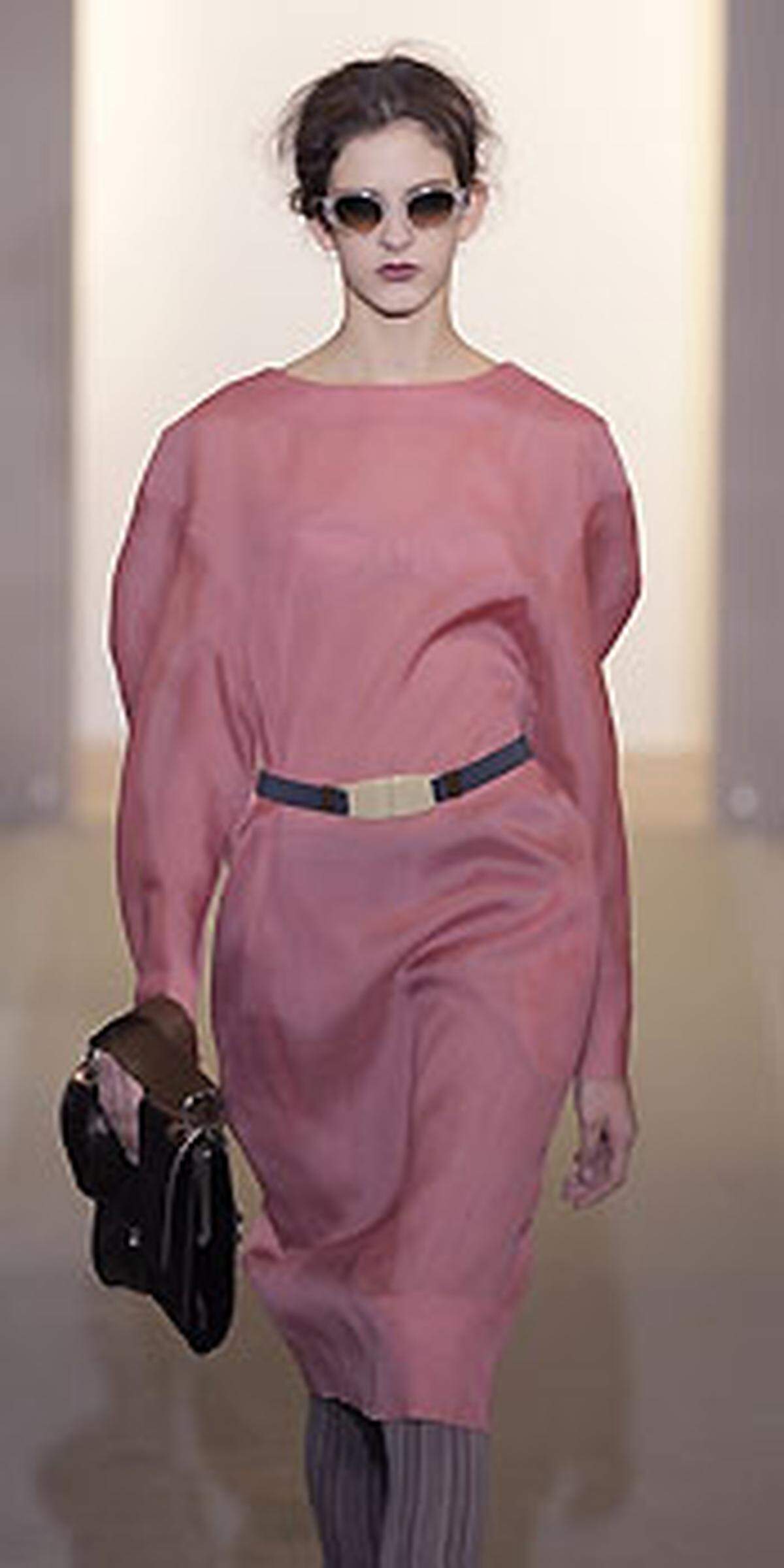Alle Zeichen stehen auf Schlichtheit. Auch bei Marni. Nur kann das bei Consuelo Castiglioni dennoch extravagant wirken: durch die Kombination von Grau mit Rosa und Pink, durch technische Stoffe und durch unaufdringliche Pelzelemente.