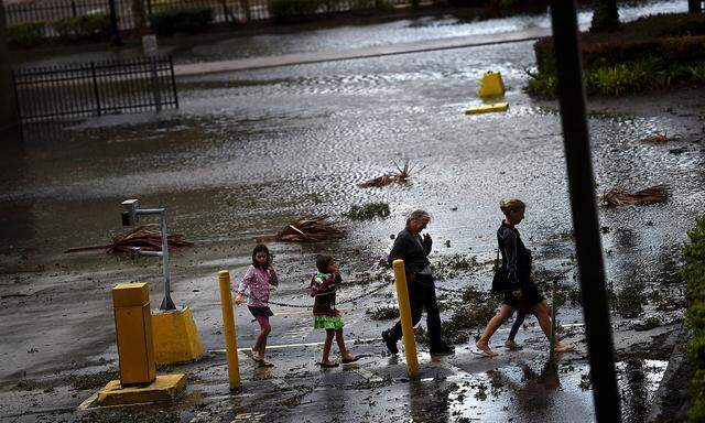 In Jacksonville stehen immer noch Straßen unter Wasser.