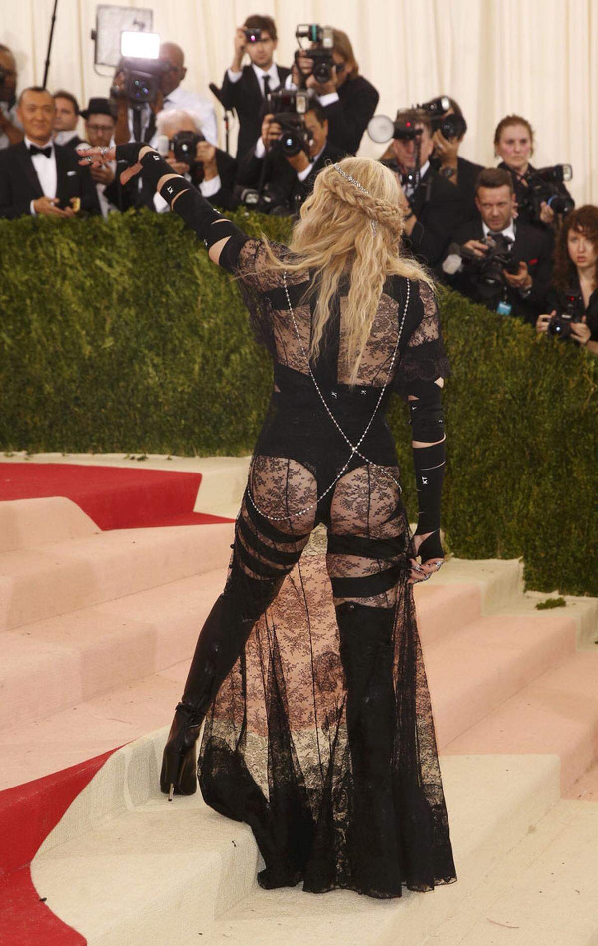 Einen peinlichen Outfit legte Madonna in einem Kleid, das nur wenig der Fantasie überließ, hin.