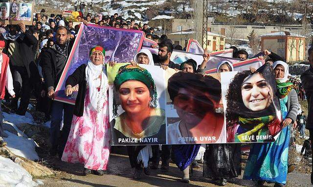 Kurden gedenken der Opfer der blutigen Auseinandersetzungen.